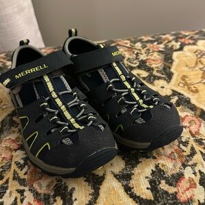 EUC Merrell water gym shoes boys youth size 4